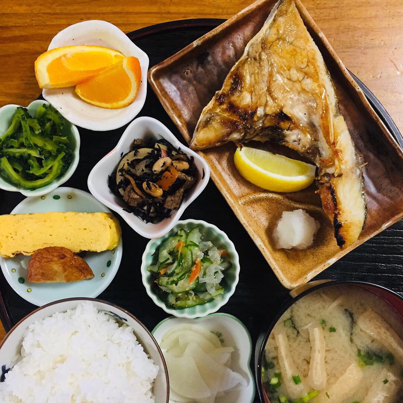 カンパチのカマ塩焼定食(お袋の味 いとより亭)