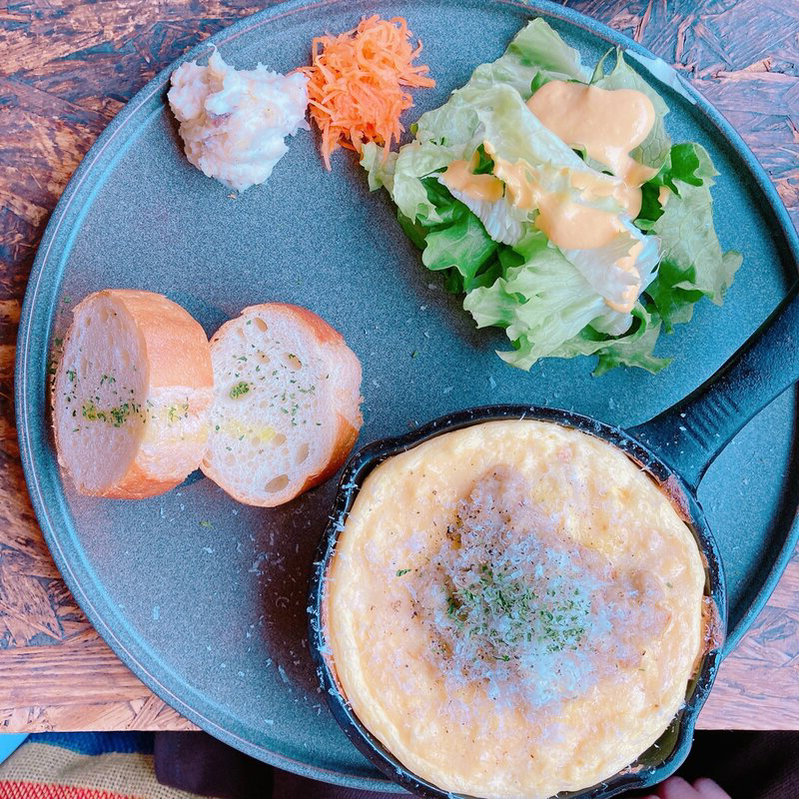 きのこクリームのふわふわオムレツ(＆ROLL （アンドロール）)