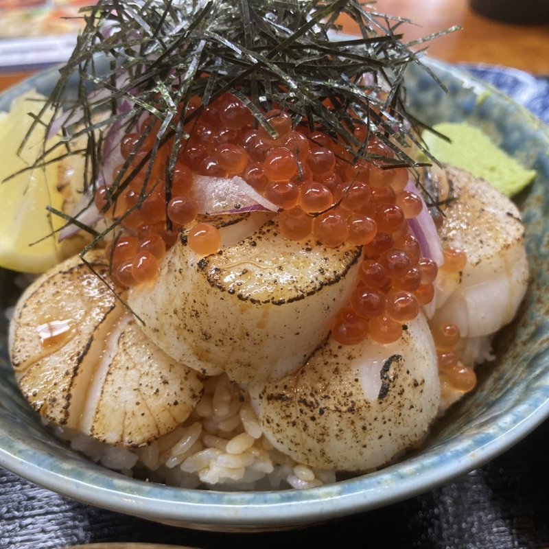 絶品！炙りほたてバター丼(海鮮丼専門店 木津 魚市食堂)