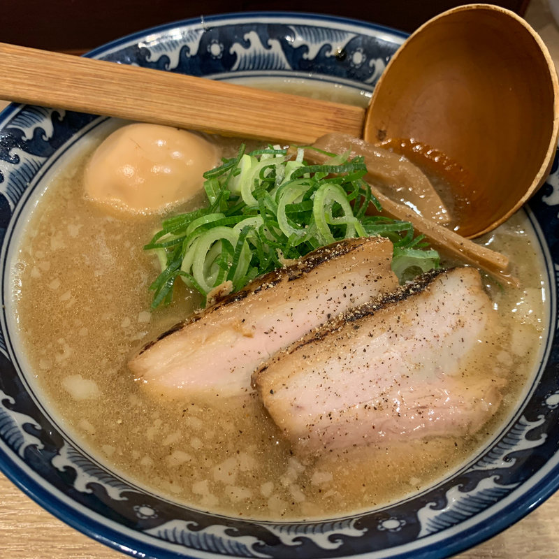 元祖鶏ガラとんこつスープ 屋台味ラーメン（半熟味玉付）(よってこや 新宿南口店 )