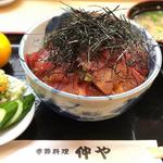 生マグロ丼(仲や)