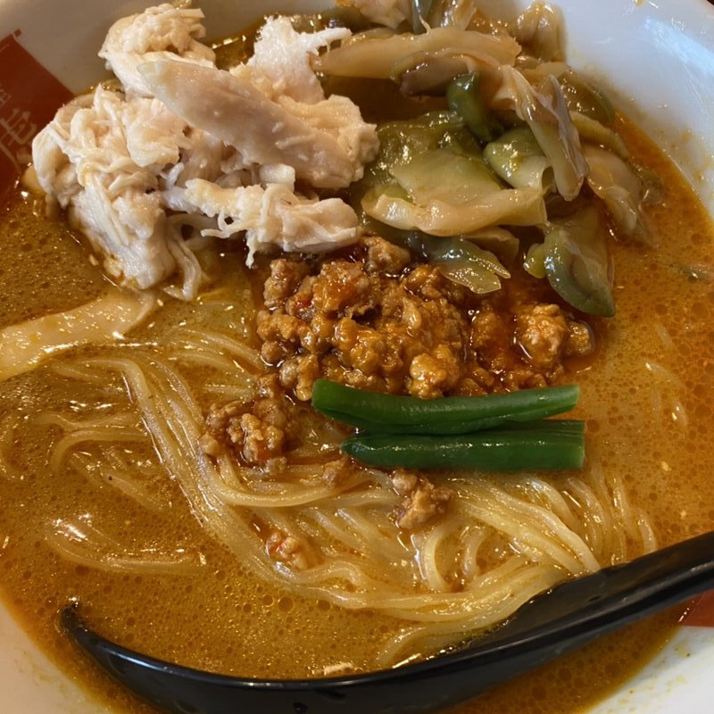 ザーサイと蒸し鶏のカレー坦々麺(麺屋 虎杖 大門浜松町店)