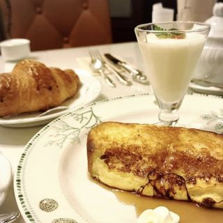 モーニングフレンチトーストヨーグルトフルーツ添え、ドリンク付き(五感 北浜本館 （GOKAN ゴカン）)