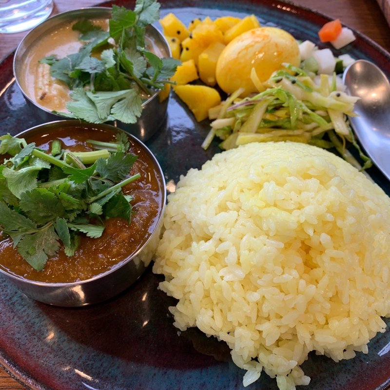 2種盛り 山椒ポーク/日替り(サーモンと春野菜のタイ風ココナッツカレー)(リコ プア （rico pua）)