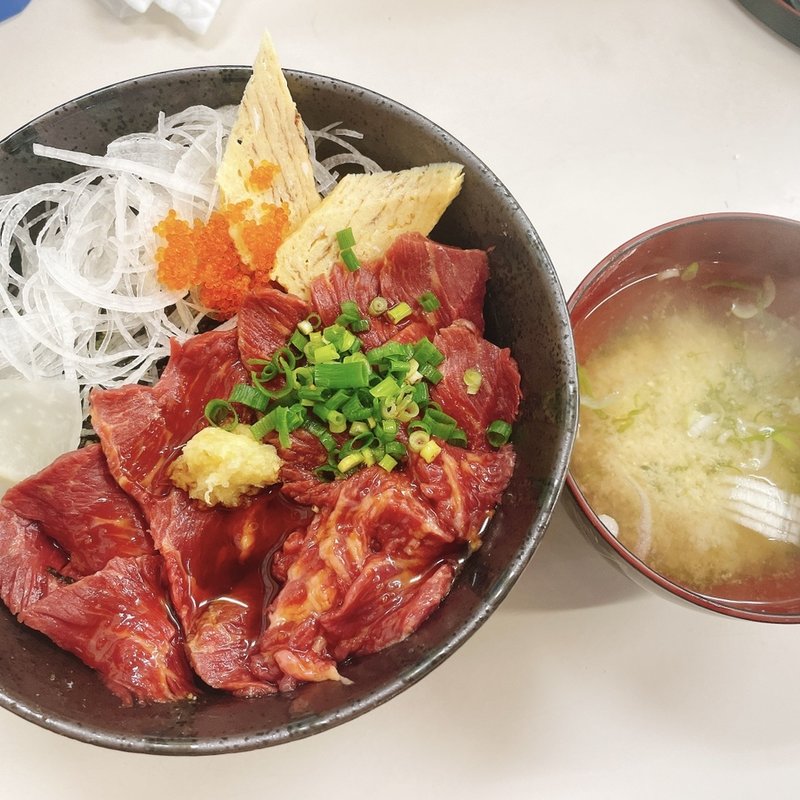 馬刺し丼(食いもん屋 北甲斐道 )