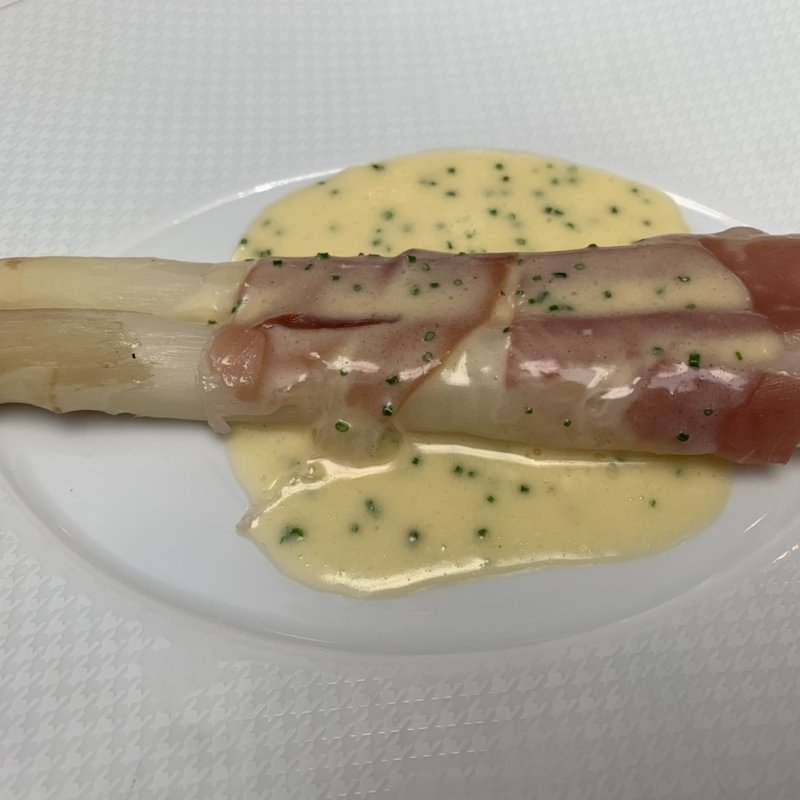 ホワイトアスパラガスと生ハム・シブレットソース(Restaurant ALADDIN (レストランアラジン)フランス料理)