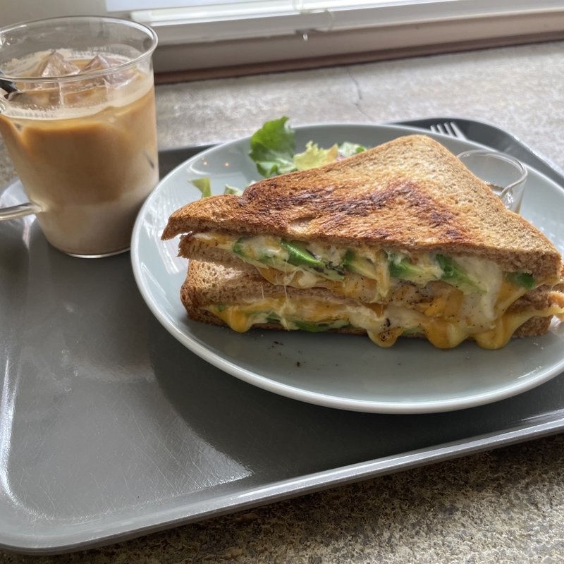 グリルチーズサンド＋アボカド(almond hostel & cafe)