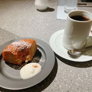 季節のコーヒーとシャルロトカ(Mole&Hosoi Coffees / Mole Gallery)