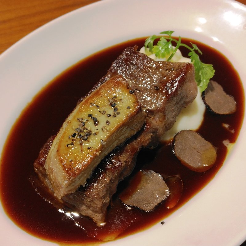 トリュフ香る熟成牛とフォアグラのステーキ ロッシーニ風(土間土間 川崎リバーク店)