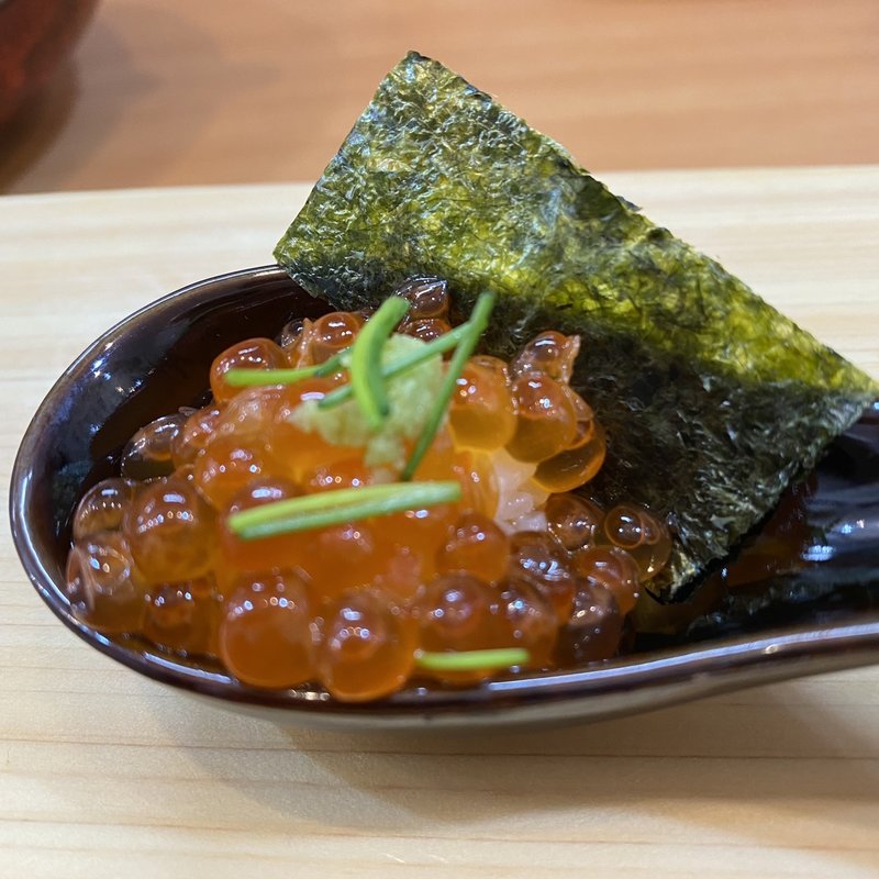 いくら(立ち食い鮨 謹賀 3ビル)