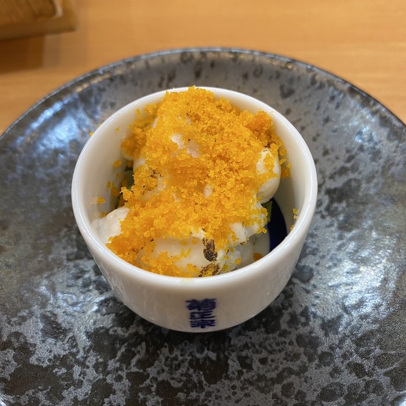 とらふぐ白子たっぷりカラスミ掛け(立ち食い鮨 謹賀 3ビル)