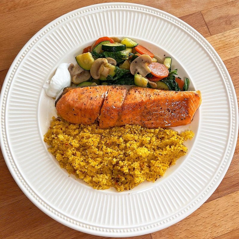 チャルモラサーモン&クミン香るブルグルと緑野菜のホットサラダ(Spice me)