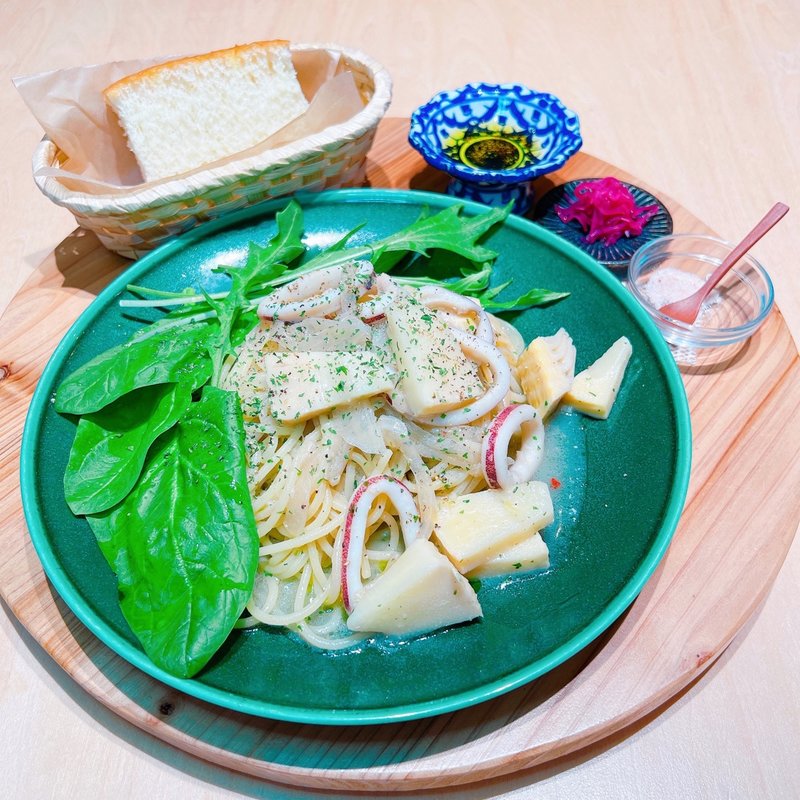 イカとタケノコのペペロンチーノ(FOREST GREEN PASTA&BAKE)