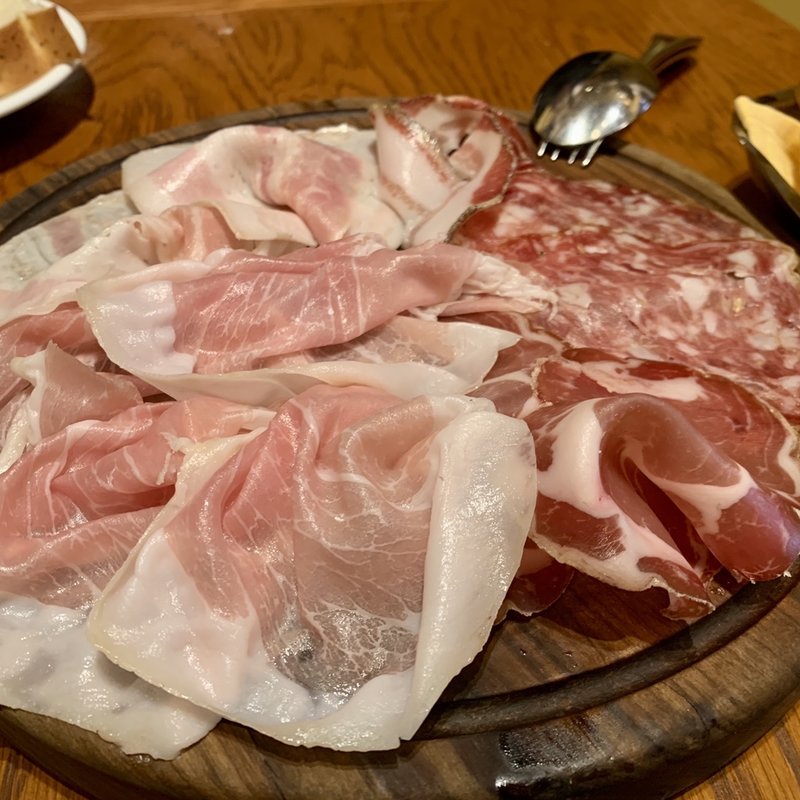 サラミと生ハムの盛合せ(ヴィーニ　エ　サラーメ)