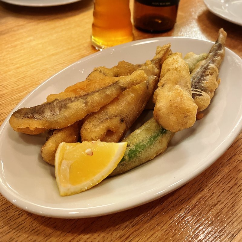 メヒカリとスナップえんどう(サエキ飯店)