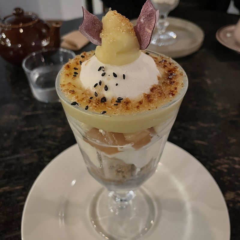 さつまいもとりんごのパフェ(コマグラカフェ)