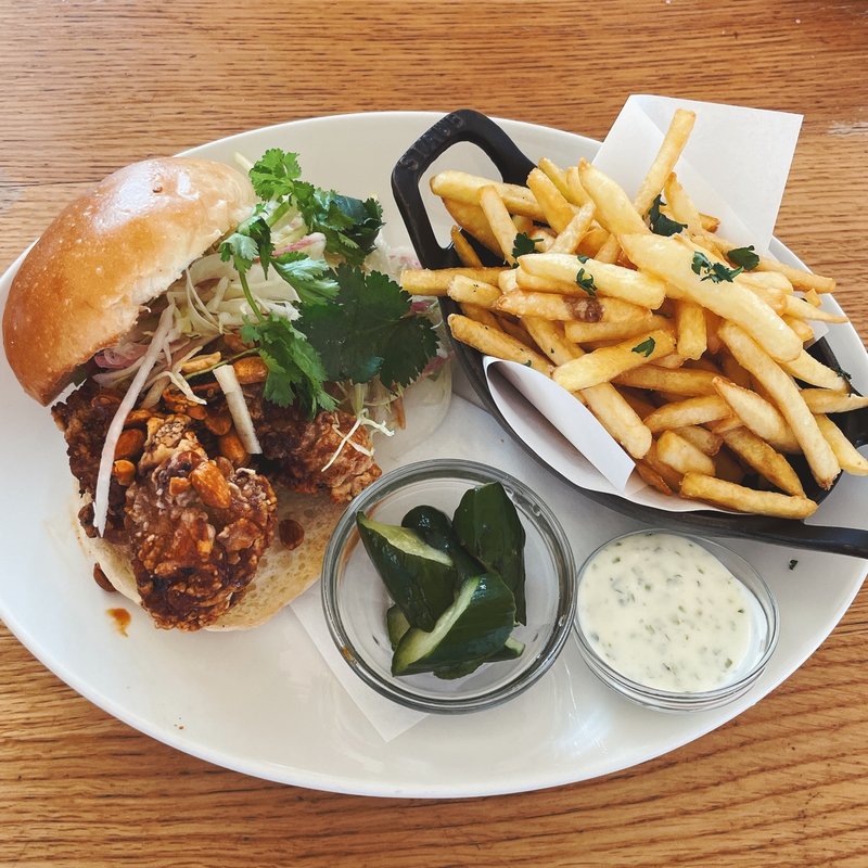 スパイシーフライドチキンバーガー、味噌ヨーグルトソース w/ りんごとコールラビのサラダ (bills 表参道)