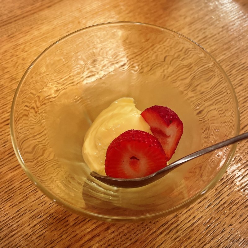 カルダモンのプリン、イチゴ(サエキ飯店)