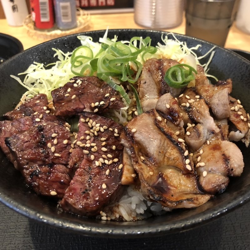 ハラミと豚バラ(三宮肉劇場)