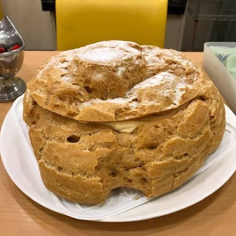 軍艦シュークリーム(蜂の家 銀座本店 （ハチノヤ）)