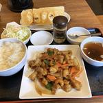 鶏肉とカシューナッツ炒め定食（餃子付き)