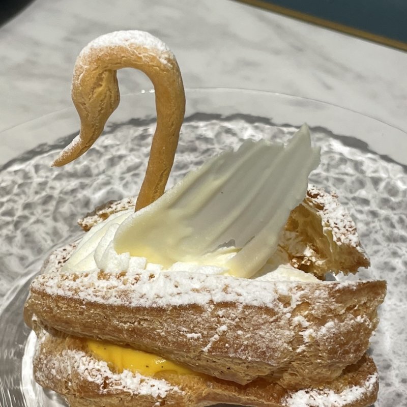 スワンシュー(クレーム デ ラ クレーム 烏丸本店 （Creme de la Creme）)