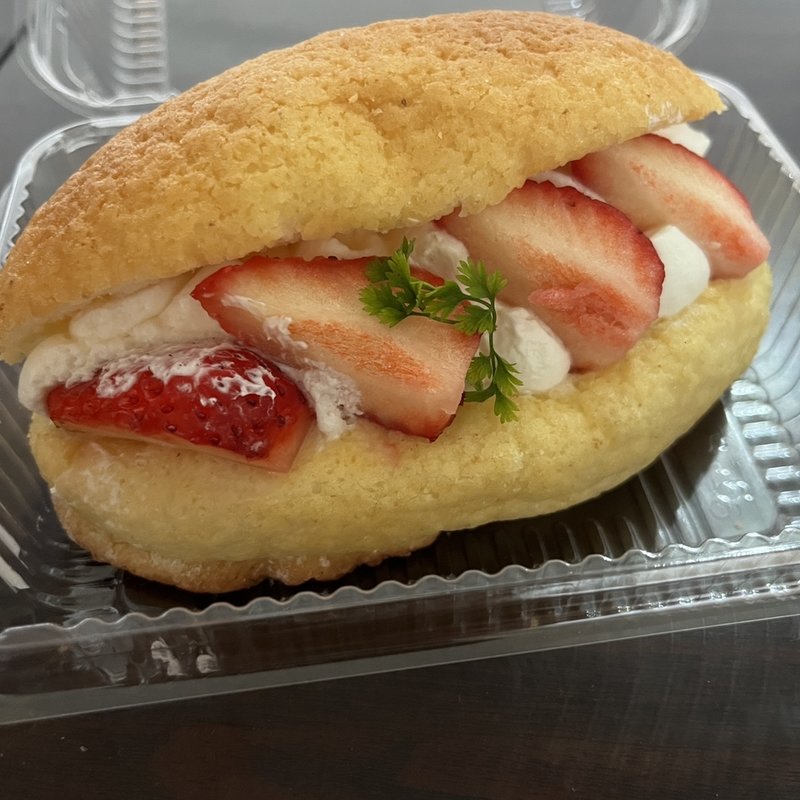 あまおうクリームメロンパン(いくの製パン)