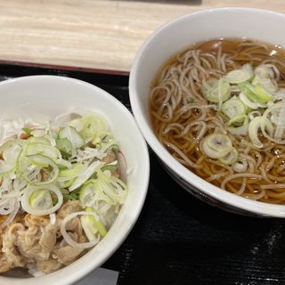温かい蕎麦とミニ豚丼セット(いろり庵きらく シャポー船橋)