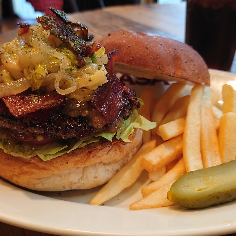 燻製ベーコンと春キャベツのガーリックバジルバーガー(ササ （GRILL BURGER CLUB SASA）)