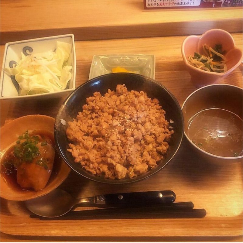 鶏そぼろ丼(焼き鳥とワイン 萬鳥 祇園店)