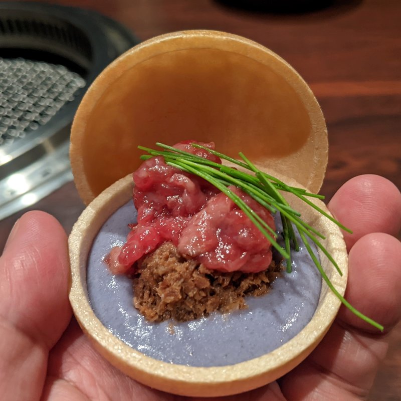 和牛と紫芋の最中(銀座焼肉 にく﨑)