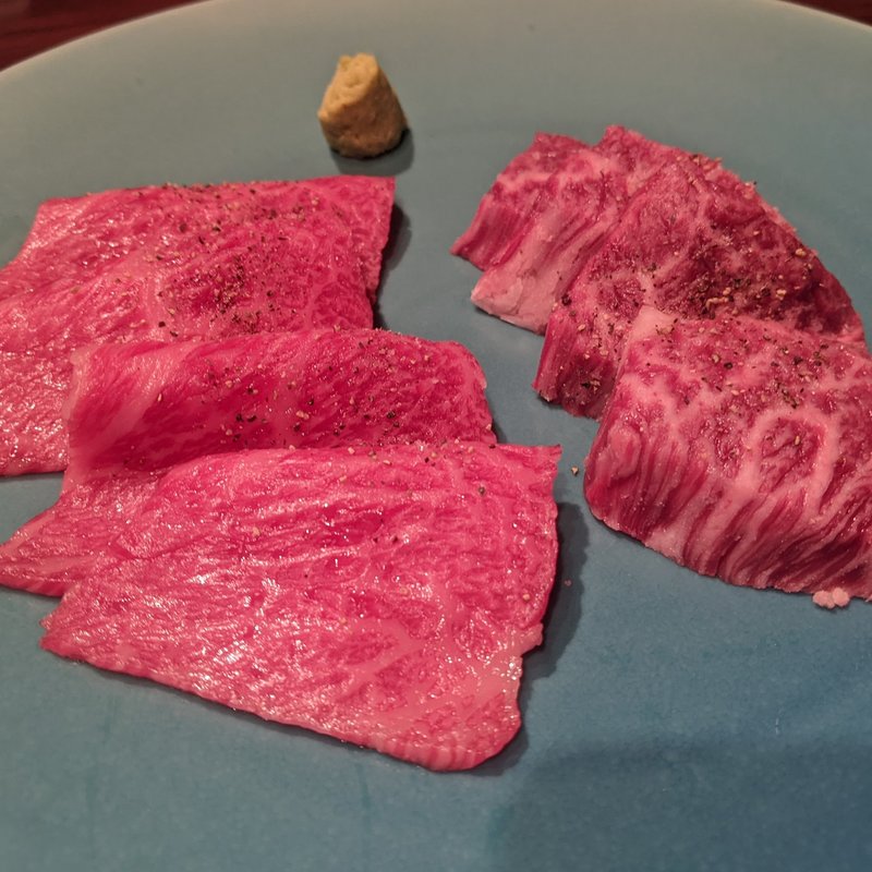 にく崎塩で食べる和牛ハラミと赤身(銀座焼肉 にく﨑)