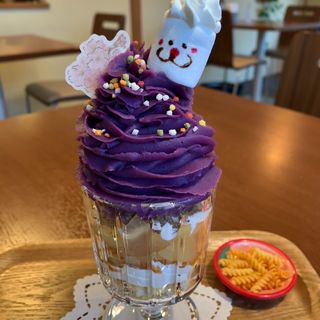 紫芋と塩キャラメルのパフェ(sweets&cafe MOKU MOKU)