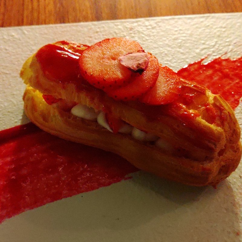 桜とイチゴのエクレア(SHIROIYA the LOUNGE)