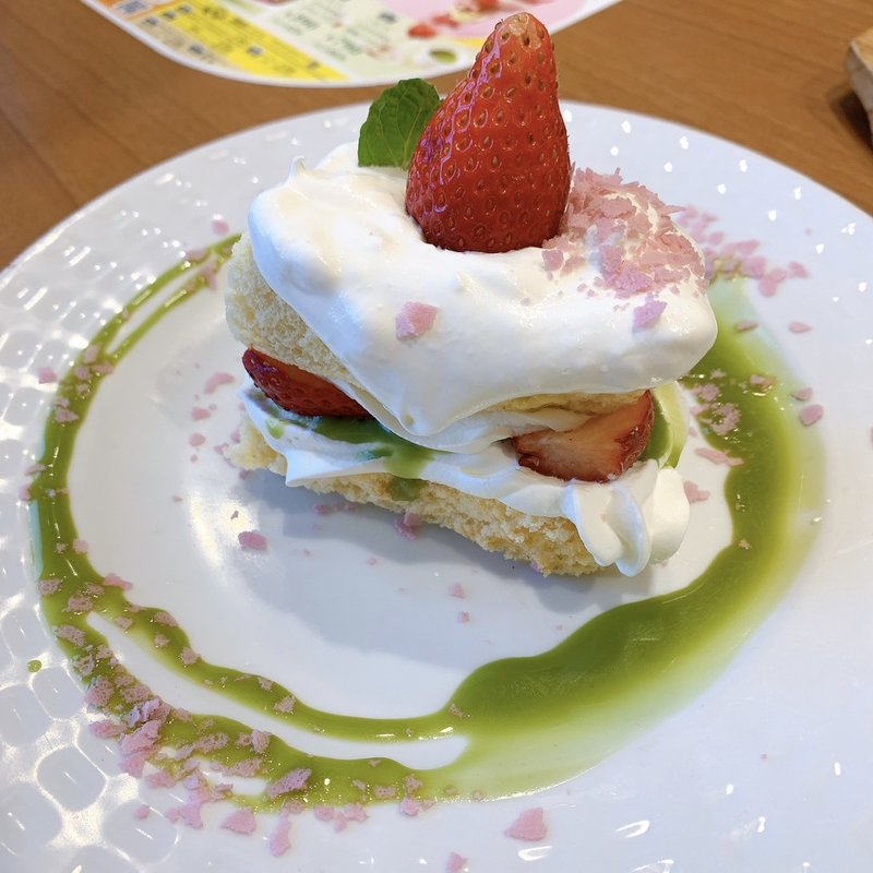 ふわとろホイップのショートケーキ　~ピスタチオソース~(ココス 千住堀切橋店 )