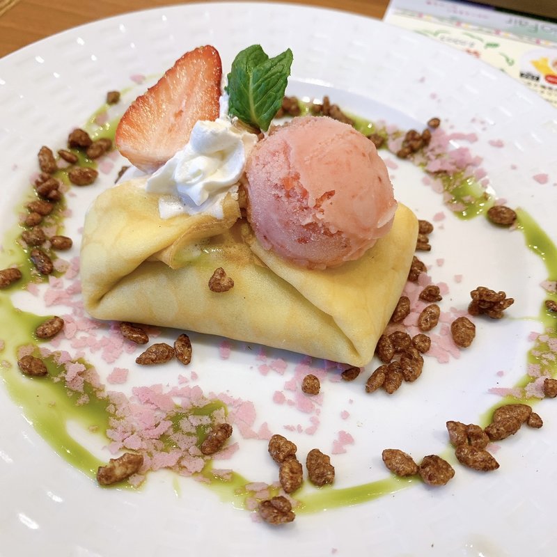いちごとピスタチオのフォンダンクレープ(ココス 千住堀切橋店 )
