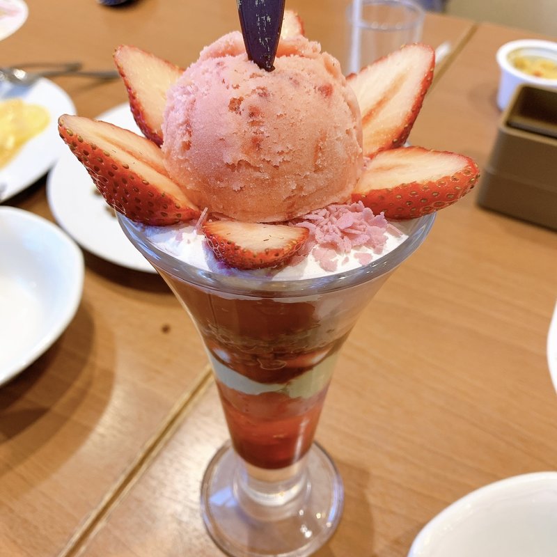 いちごとピスタチオの花咲くパフェ(ココス 千住堀切橋店 )