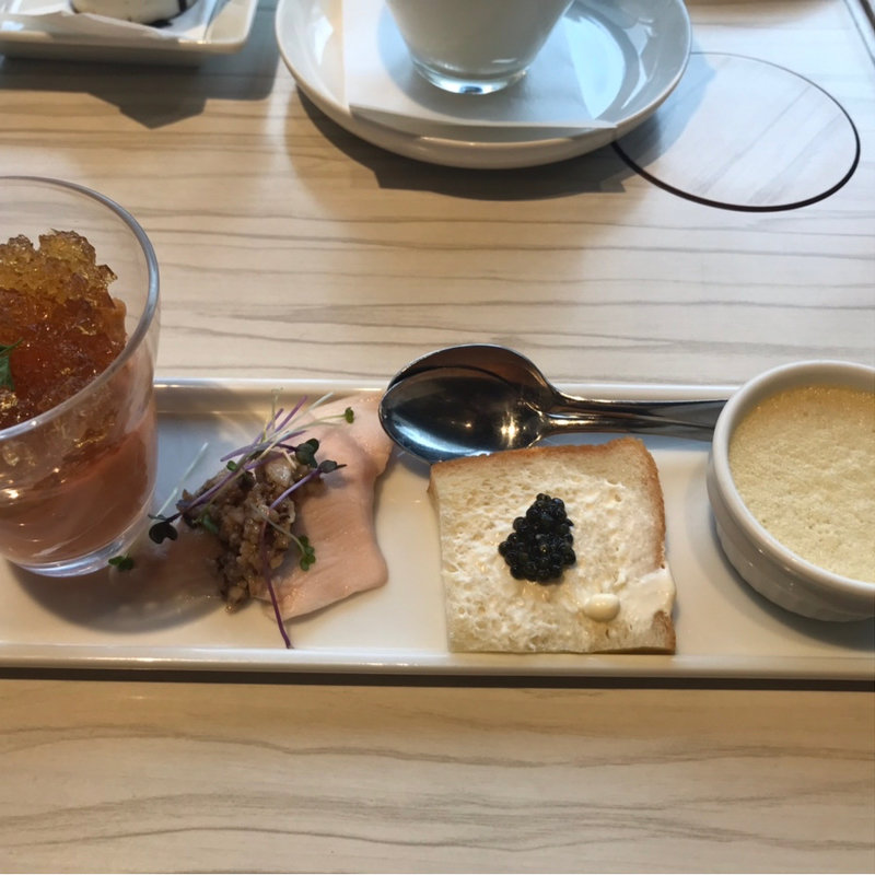 フォアグラ、トリュフ、キャビアの前菜盛り　ウニのミニカクテル付き(俺のフレンチ YOKOHAMA )