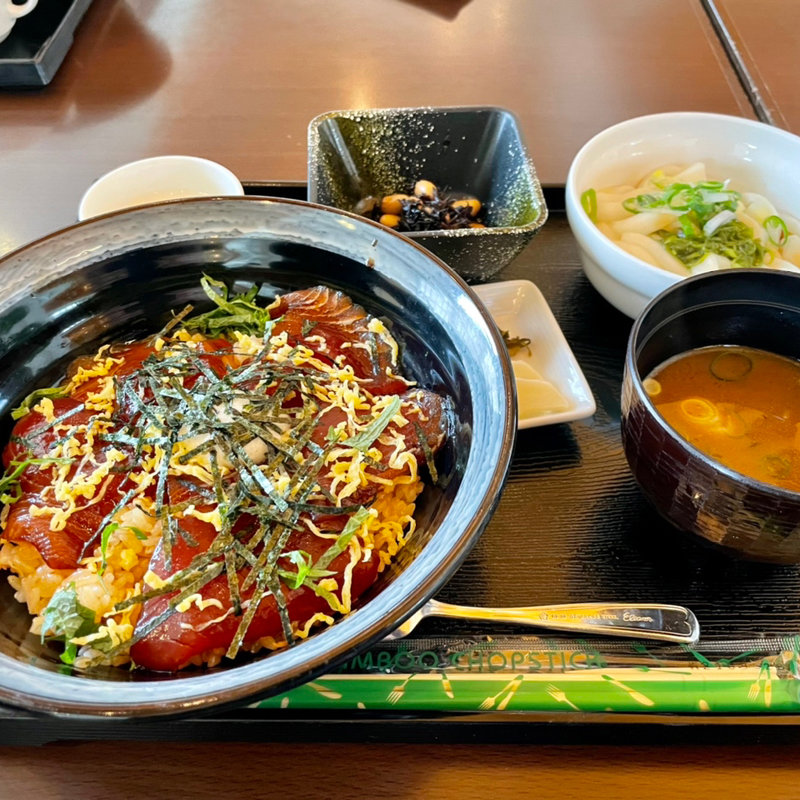 てこね寿司とミニ伊勢うどんのセット(勾玉亭 （マガタマテイ）)