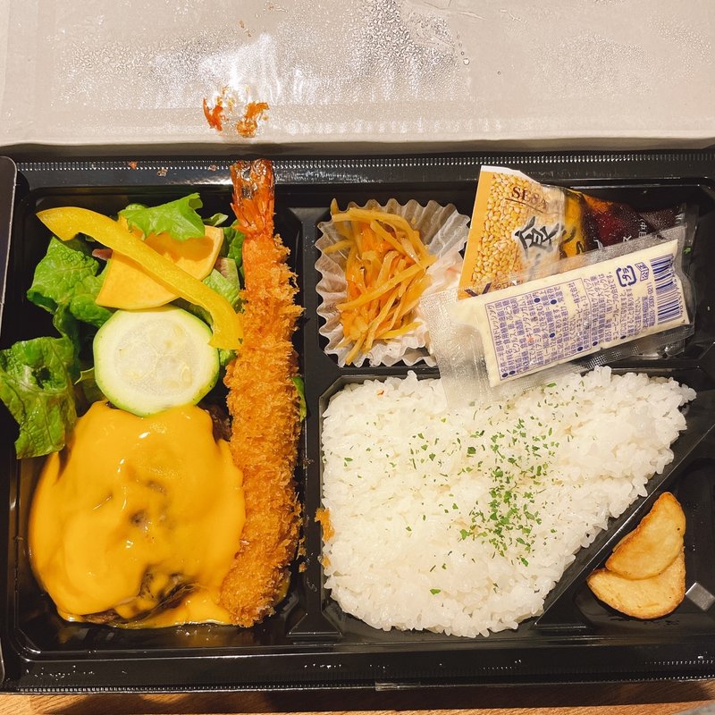 黒毛和牛ハンバーグと大海老フライ弁当(グリルフクヨシ 神保町店 BURGERS CAFE GRILL FUKUYOSHI)
