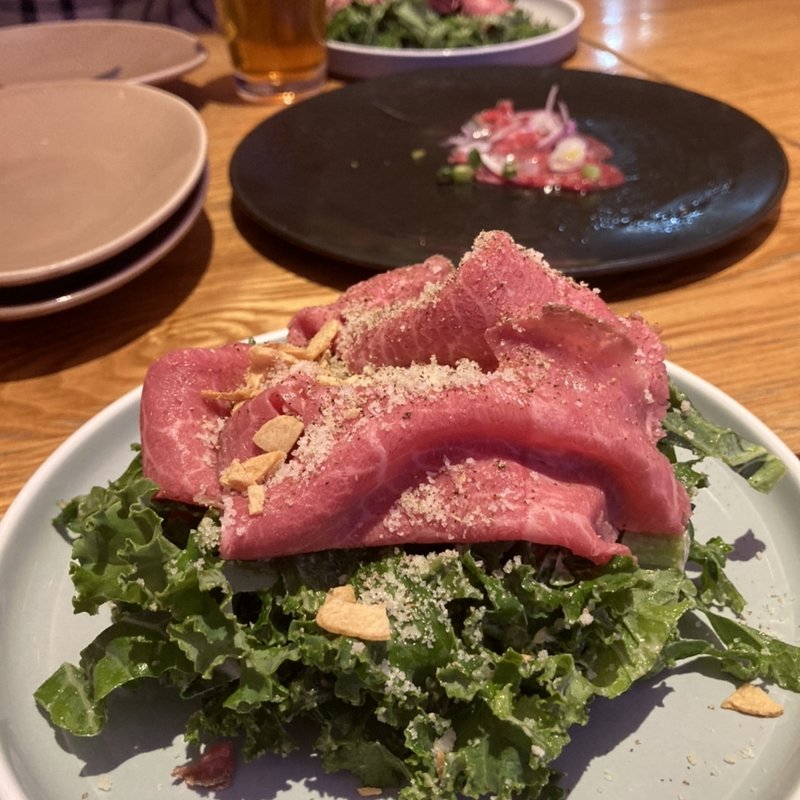 ローストビーフとケールのシーザーサラダ(RIGOLETTO KITCHEN （リゴレット キッチン）)