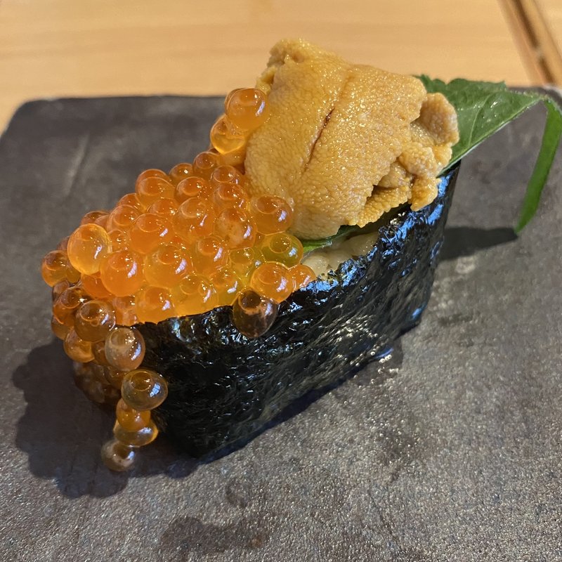 雲丹といくらのこぼれ軍艦(鮨・酒・肴 杉玉 神戸北野坂店)