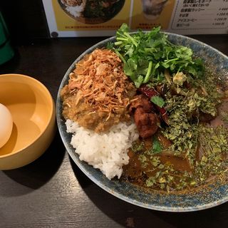 あいがけカレー チキン 10辛/パクチー・半熟卵トッピング(カレーノトリコ)