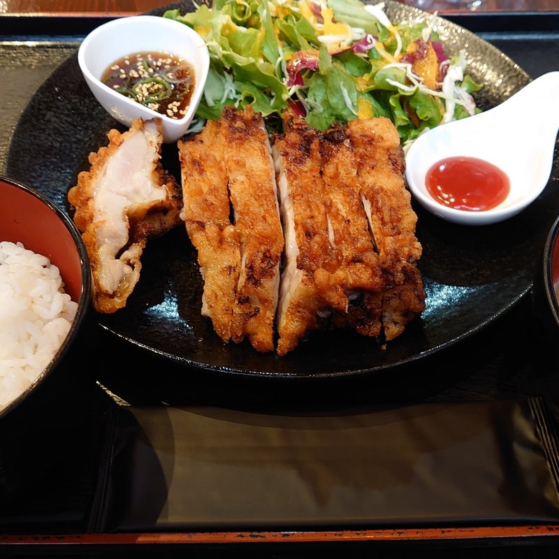 サクサク若鶏の一枚揚げ(BISTRO恵)