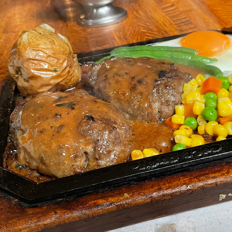 ゴールドラッシュハンバーグ（200g）+目玉焼き(ゴールドラッシュ 本店 )