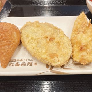 鰆の天ぷら、サツマイモ天ぷら、おいなりさん(丸亀製麺 宇都宮インターパーク店 )
