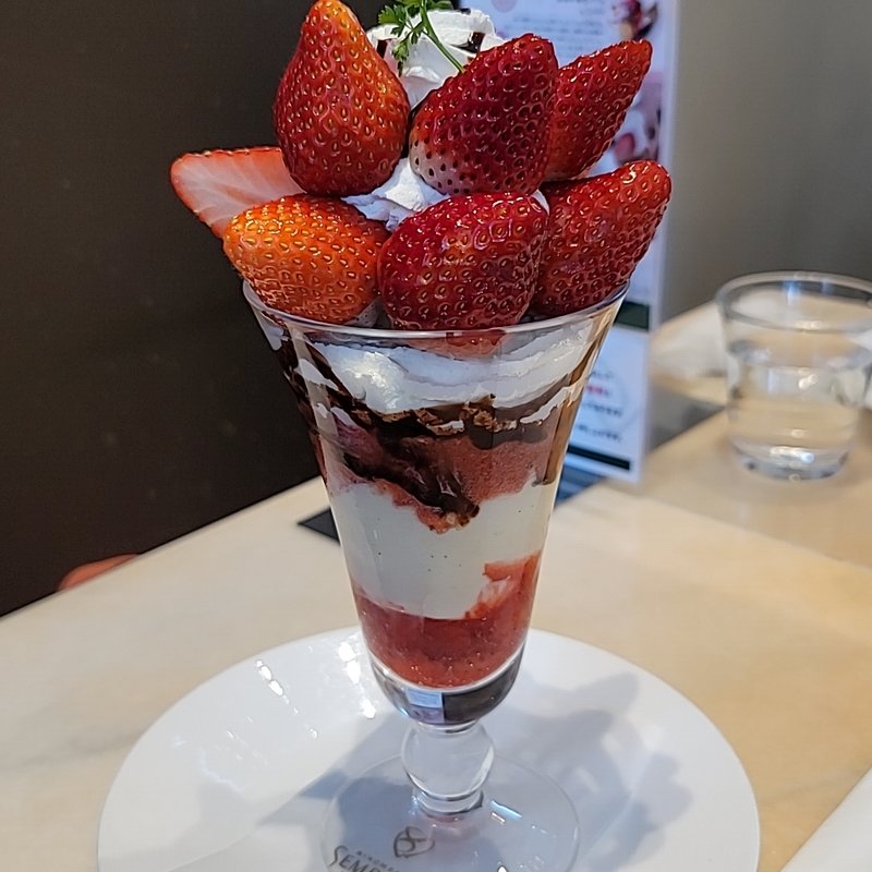 ストロベリーチョコレートパフェ(千疋屋総本店 KITTE丸の内店)