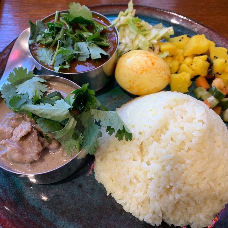 2種盛り 山椒ポーク/日替り(ビーフとさつまいものタイ風マサマンカレー)(リコ プア （rico pua）)