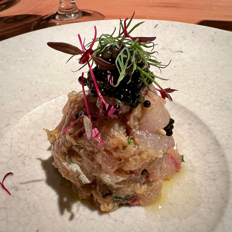 キャビアと鮮魚のなめろう(ポップ ガストロノミー レインカラー)