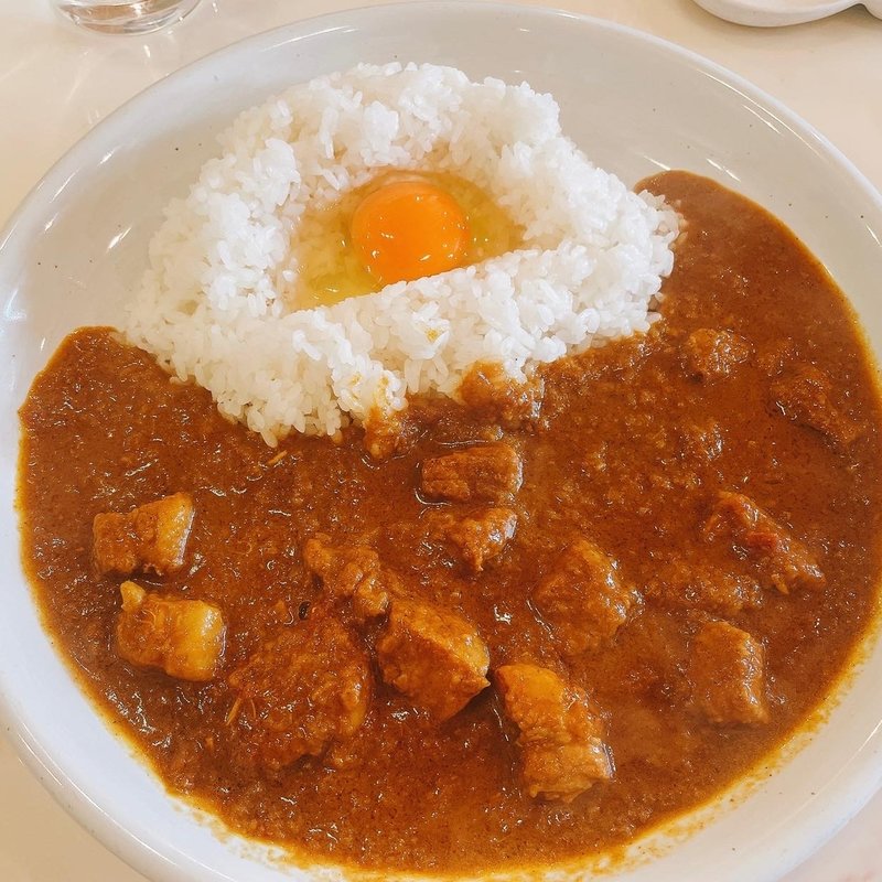 ポークカレー、生卵(カレーハウス チリチリ)